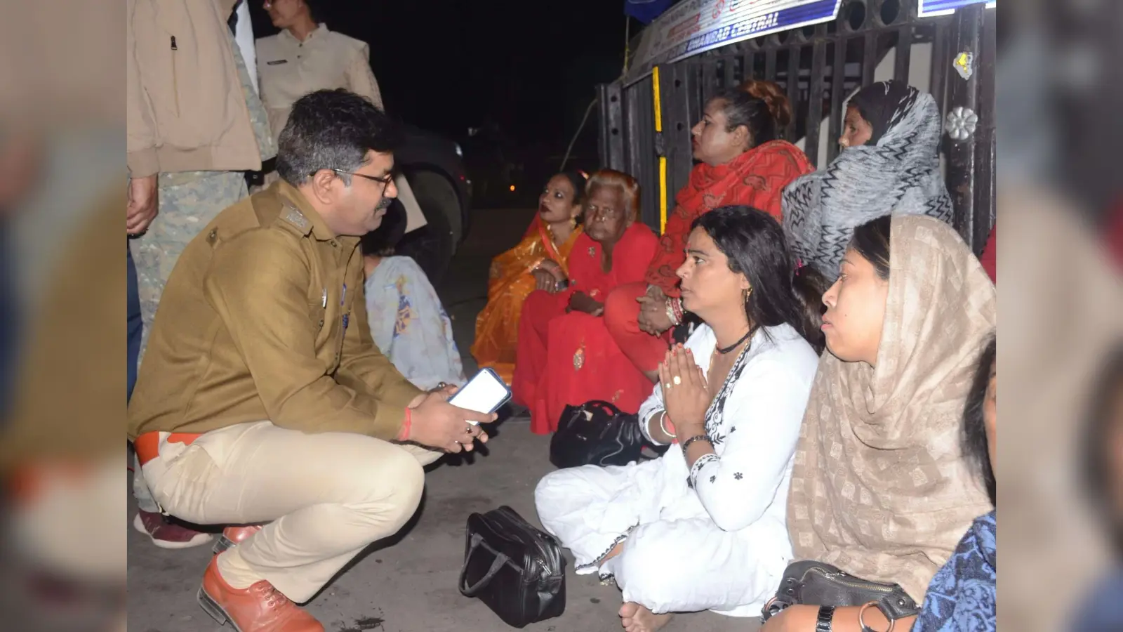 Dhanbad News: क्षेत्रीय विवाद को ले सुनैना किन्नर ने दिया रणधीर वर्मा चौक धरना, 29 को वार्ता