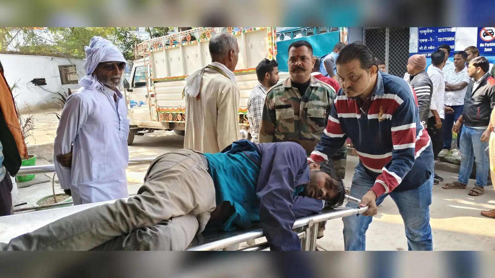 सीएनजी ऑटो पेड़ से टकराया, तीन महिलाएं सहित सात लोग घायल
