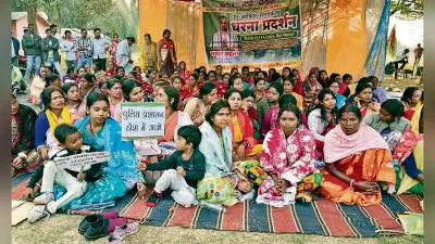 seraikela kharsawan news: ईचागढ़ में बालू तस्करी के खिलाफ जेएलकेएम का धरना-प्रदर्शन