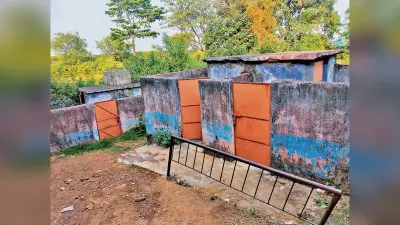 West Singbhum News : रोवाऊली का प्राथमिक विद्यालय जर्जर, जान जोखिम में डाल बैठ रहे बच्चे