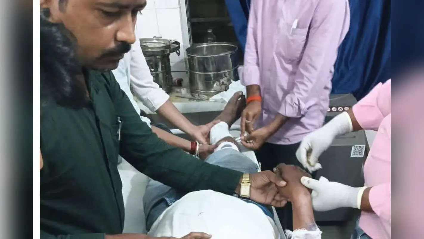 Giridih Road Accident: तेज रफ्तार बाइक का कहर, सड़क हादसे में युवक की हालत गंभीर, धनबाद रेफर