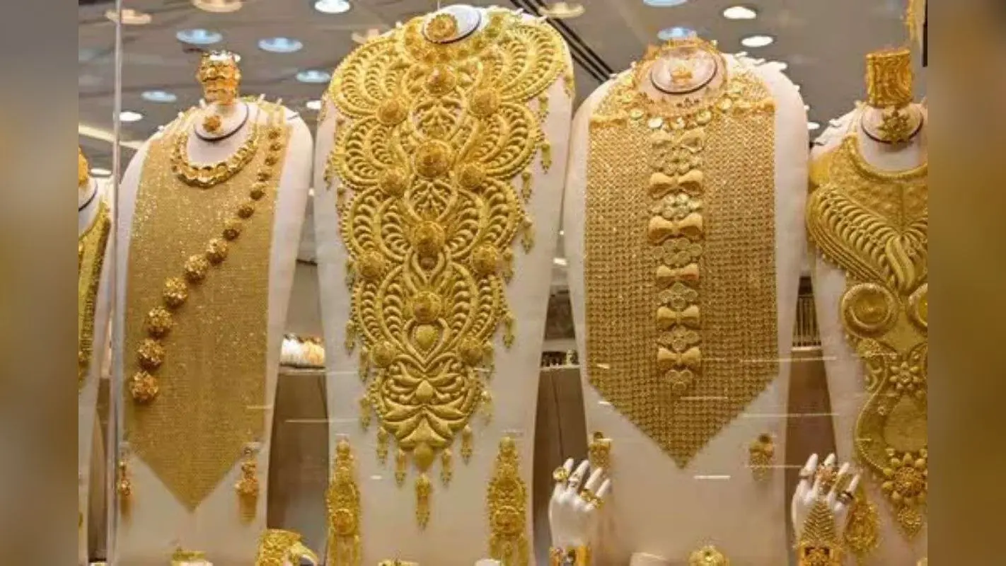 Gold Price Today: सोना पहुंचा नई ऊंचाई पर, चांदी की कीमत में जोरदार गिरावट, जानें आज का लेटेस्ट रेट