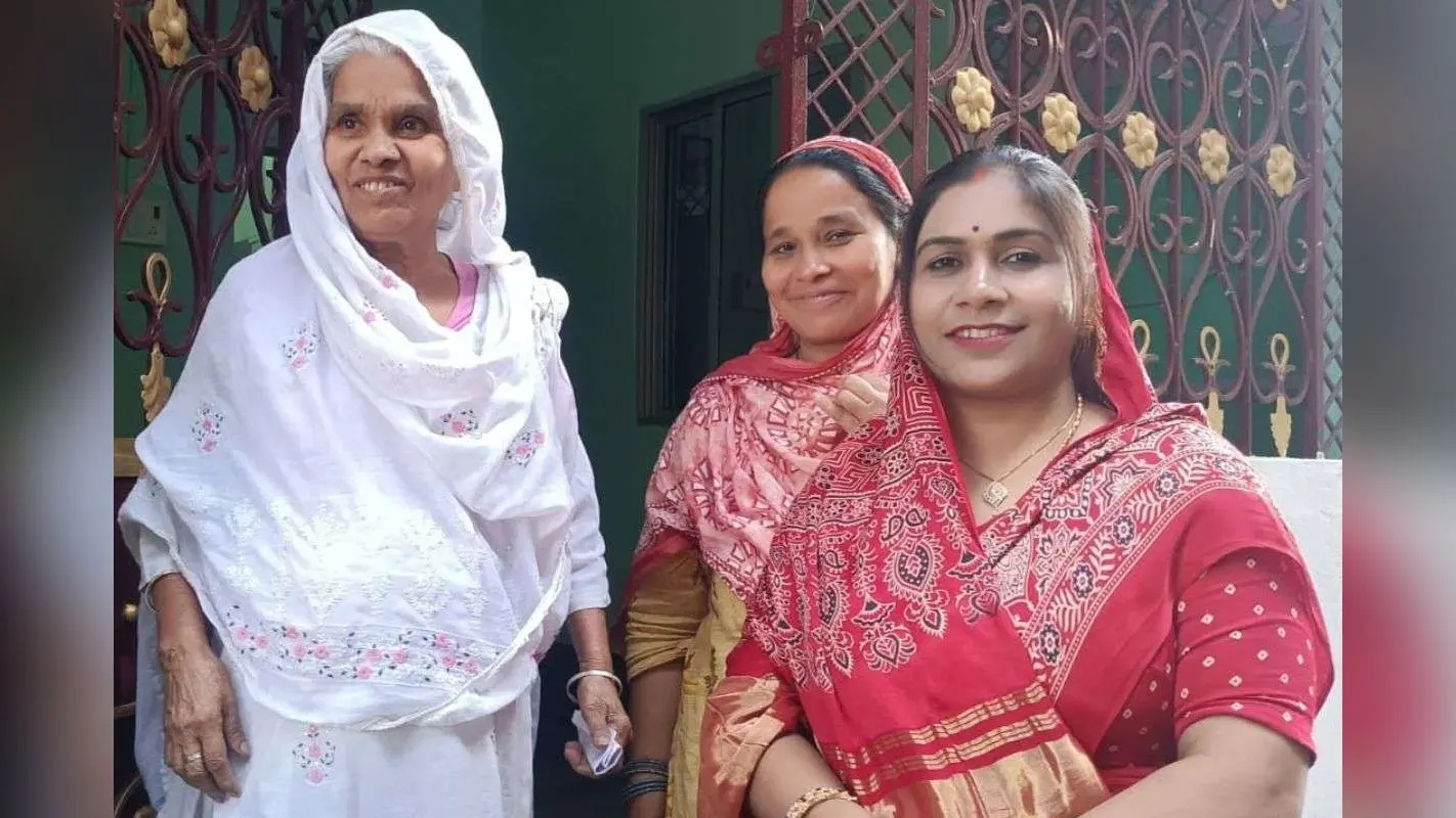 शेरघाटी में उम्मीदवारों की पत्नियां संभाल रहीं प्रचार की कमान, महिलाओं की टोली इस तरह कर रही वोट की अपील