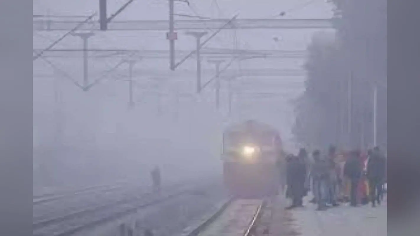 Indian Railways Fog Alert: घने कोहरे की वजह से बिहार कि 24 ट्रेनें रद्द, यात्रा से पहले देखे लें पूरी लिस्ट