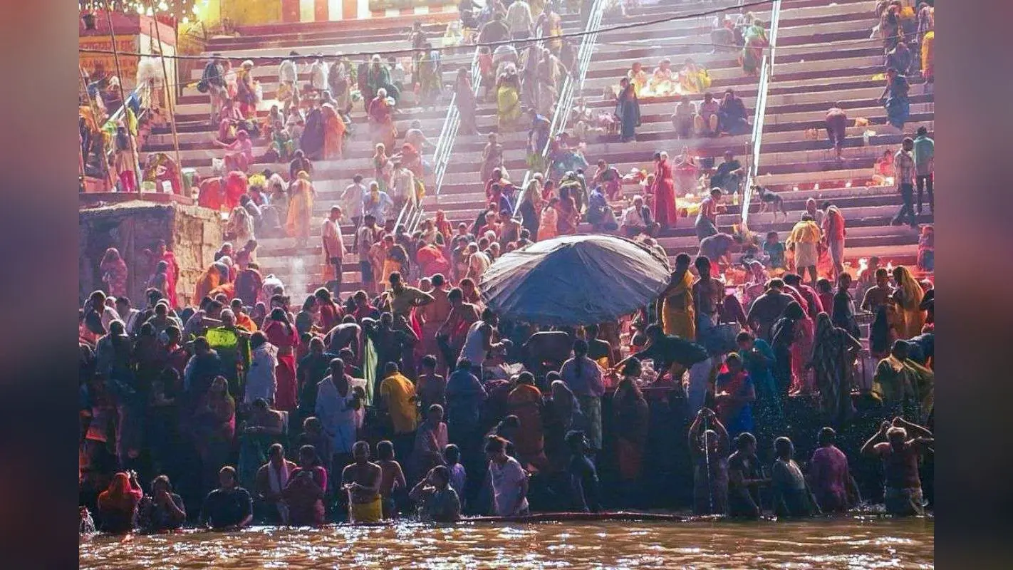 Video : कार्तिक पूर्णिमा- गुरुपर्व पर मंदिरों और गुरुद्वारे में उमड़ी श्रद्धालुओं की भीड़, ओडिशा में बोइता बंदना का आयोजन