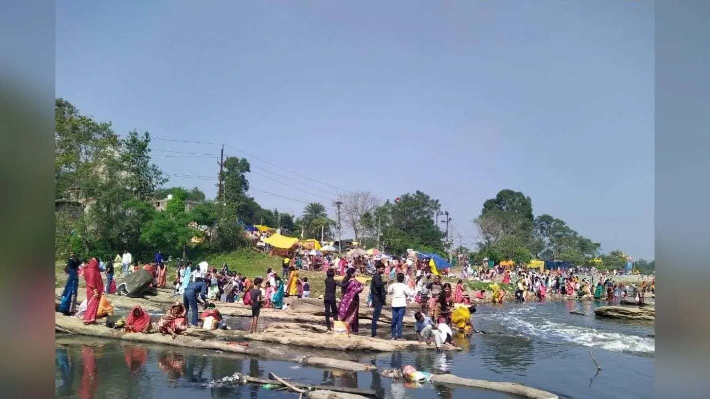 दूषित जल, पर भक्तों का विश्वास अटूट, रांची की स्वर्णरेखा में भक्तों ने लगाई आस्था की डुबकी