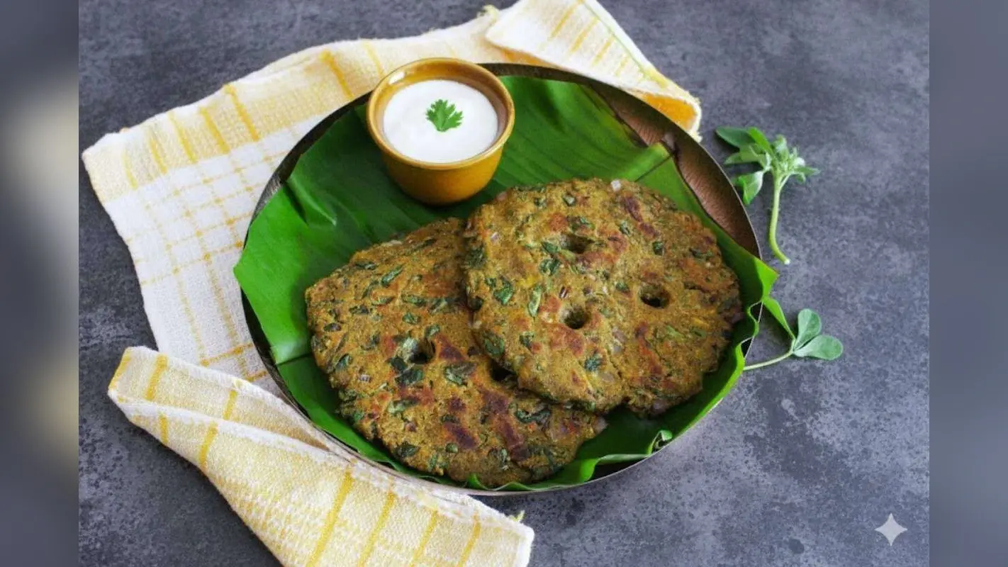 Methi Thalipeeth Recipe: नाश्ते में सर्व करें गरमागरम और कुरकुरा मेथी थालीपीठ – पढ़ें आसान रेसिपी