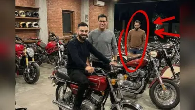 Fact Check: धोनी और विराट की बाइक वाली फोटो में कौन है तीसरा शख्स, जानें वायरल फोटो की सच्चाई
