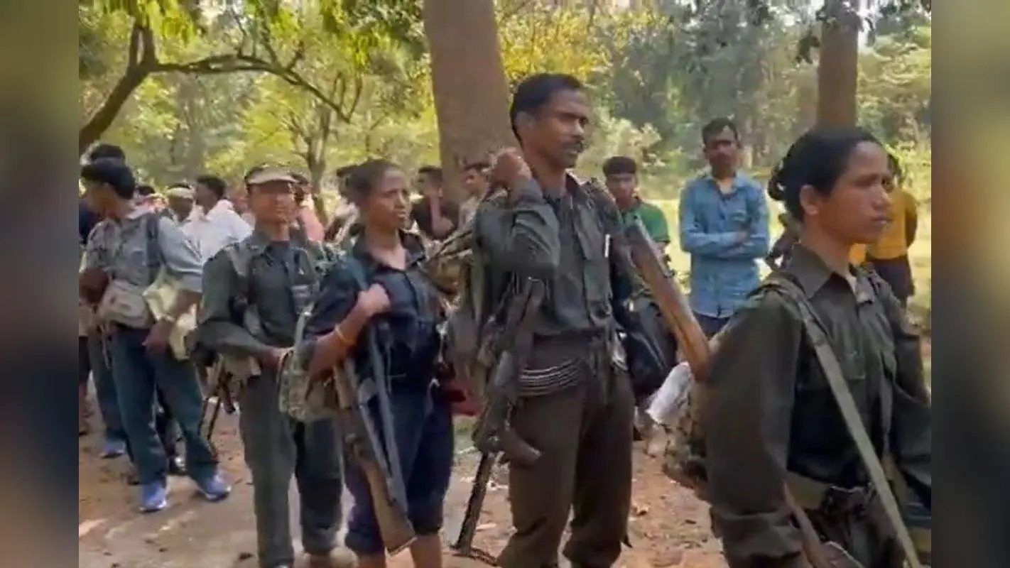 Naxalites Surrender: 37 नक्सलियों ने बदली किस्मत, मुख्यधारा में लौटे, 27 पर था 65 लाख रुपये का इनाम