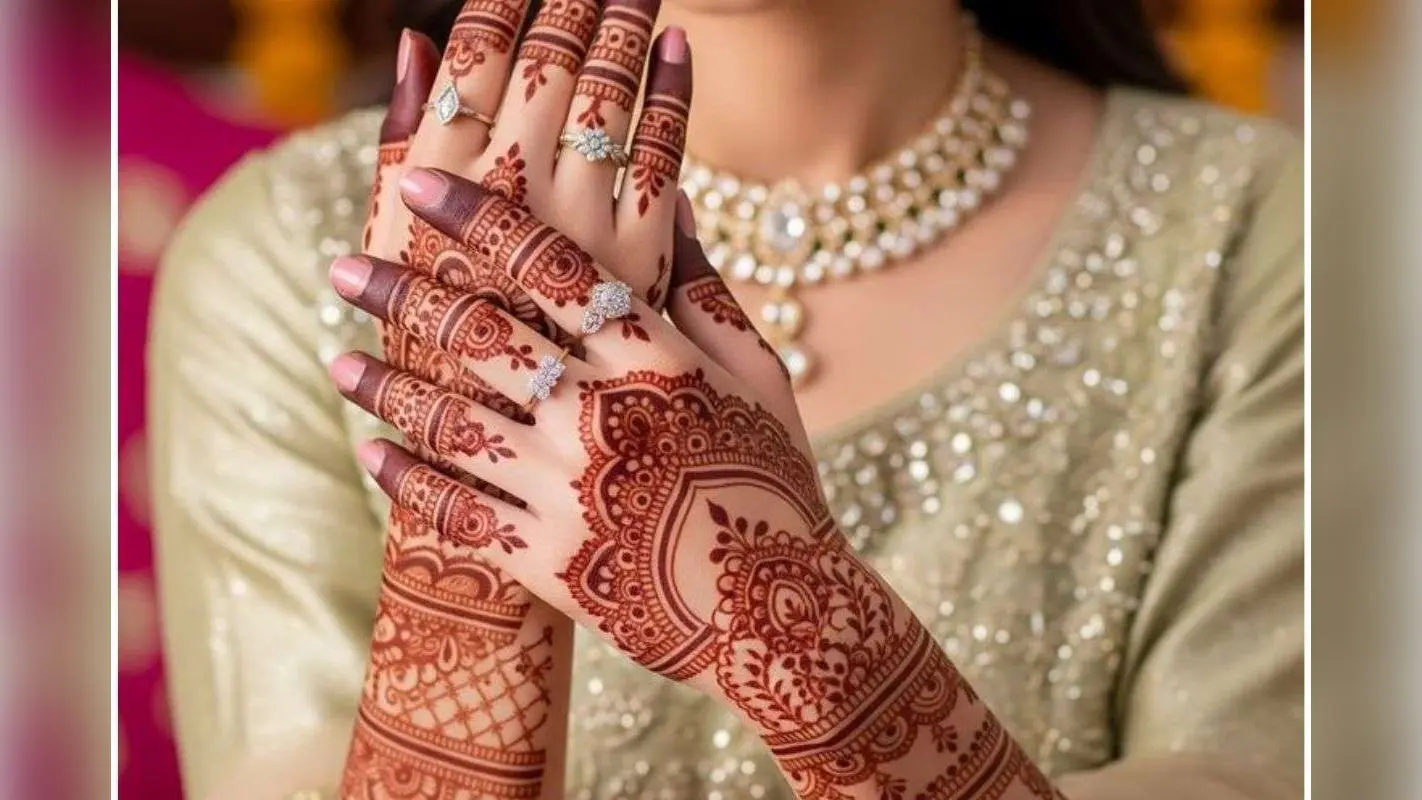 New Bridal Mehendi Designs Full Hand 2025: हटके और ट्रेंडी डिजाइन्स जो आपके ब्राइडल लुक को बनाएंगे एकदम रॉयल