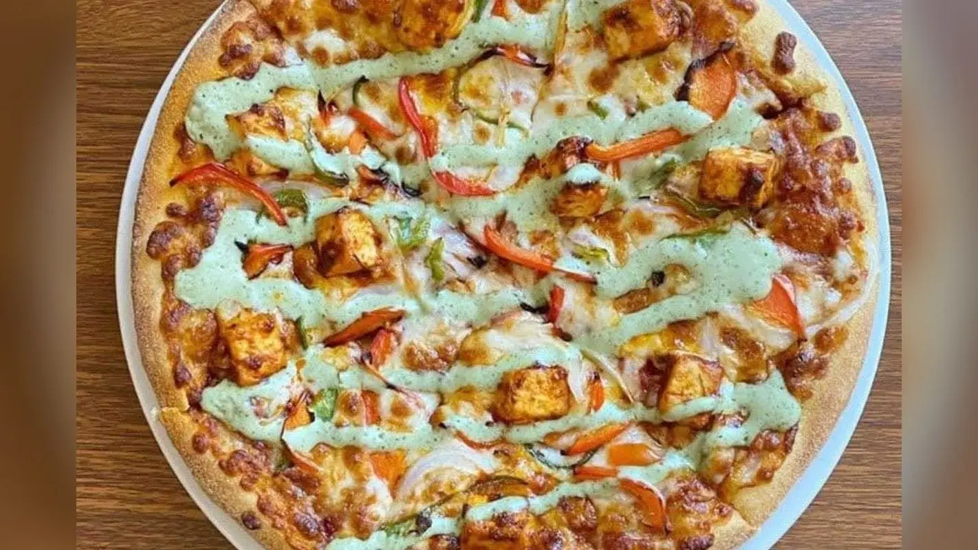 Paneer Tikka Pizza Recipe: बिना ओवन के घर पर बनाएं रेस्टोरेंट जैसा चीजी और मसालेदार पनीर टिक्का पिज्जा, स्वाद ऐसा कि बार-बार मन करे