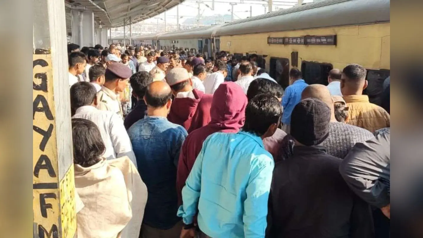 Bihar News: गया में ट्रेन पकड़ते वक्त यात्री का फिसला पैर, ट्रेन एवं प्लेटफार्म के बीच शरीर फंसने से मौत
