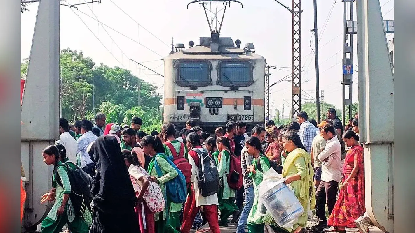 रेलवे ट्रैक पार करने पर RPF की सख्ती, डीडीयू मंडल में 2143 पकड़े गए; गया पोस्ट से 967 गिरफ्तारियां