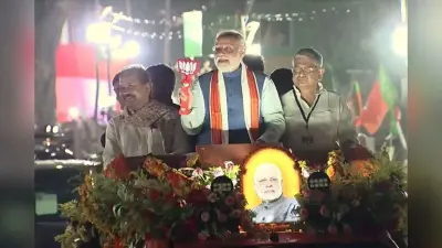 PM Modi Road Show: पटना में PM मोदी का रोड शो, लोगों ने घरों की छतों से बरसाया फूल, महिलाओं ने उतारी आरती