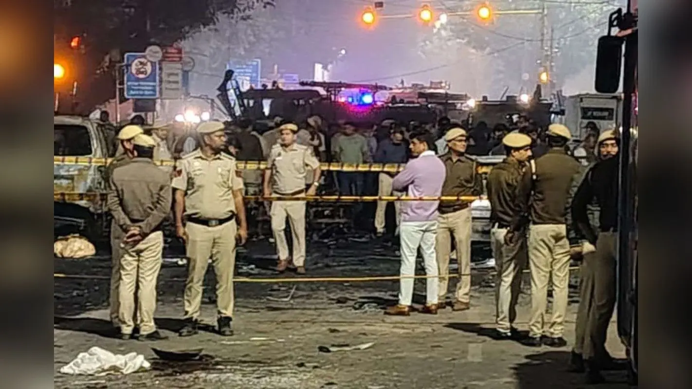 Red Fort Car Blast: लाल किले के पास कार में जोरदार धमाका, 8 लोगों की मौत, 24 घायल, कई गाड़ियों में लगी आग, देखें Video