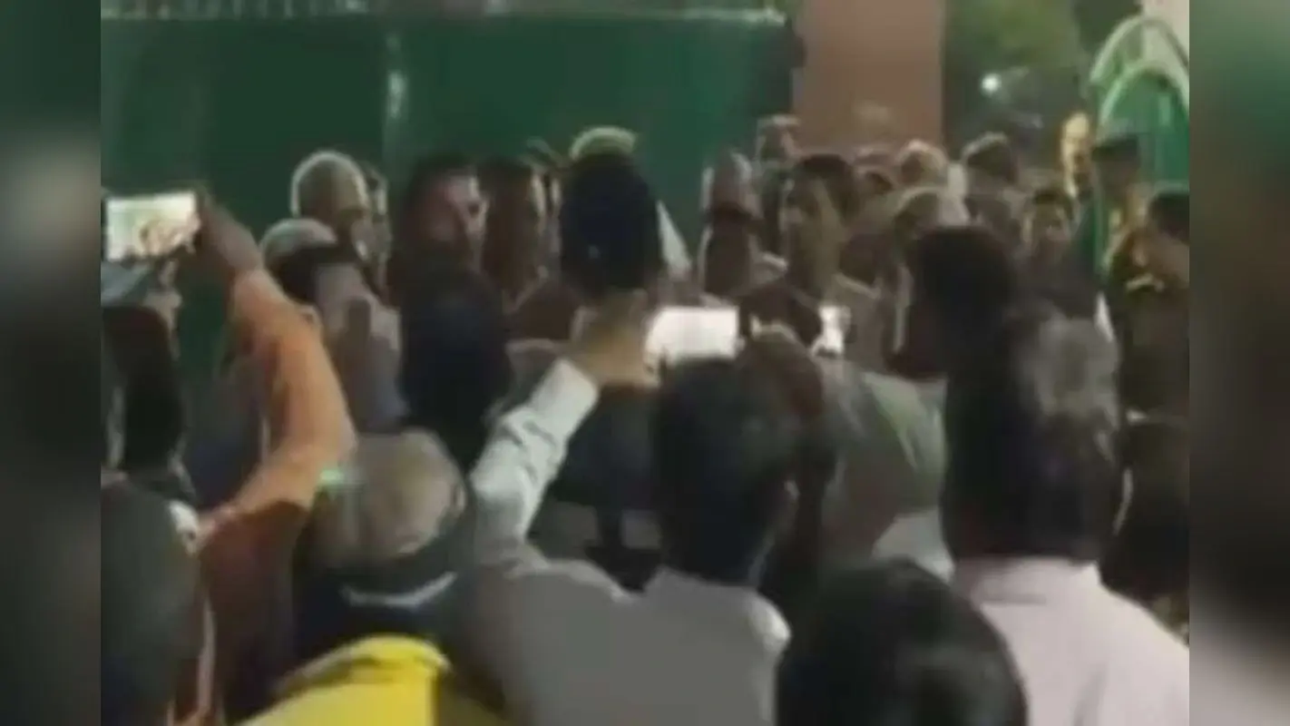 RJD: संजय यादव पर फूटा राजद कार्यकर्ताओं का गुस्सा, राबड़ी आवास के बाहर हंगामा
