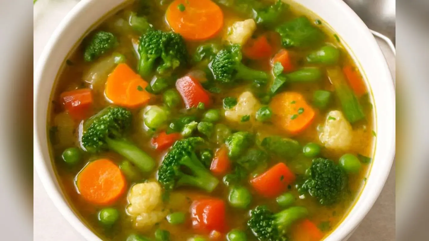 Seven Vegetable Soup: रंग-बिरंगी सब्जियों से तैयार करें सुपर हेल्दी सेवन वेजिटेबल सूप, स्वाद में भी लाजवाब