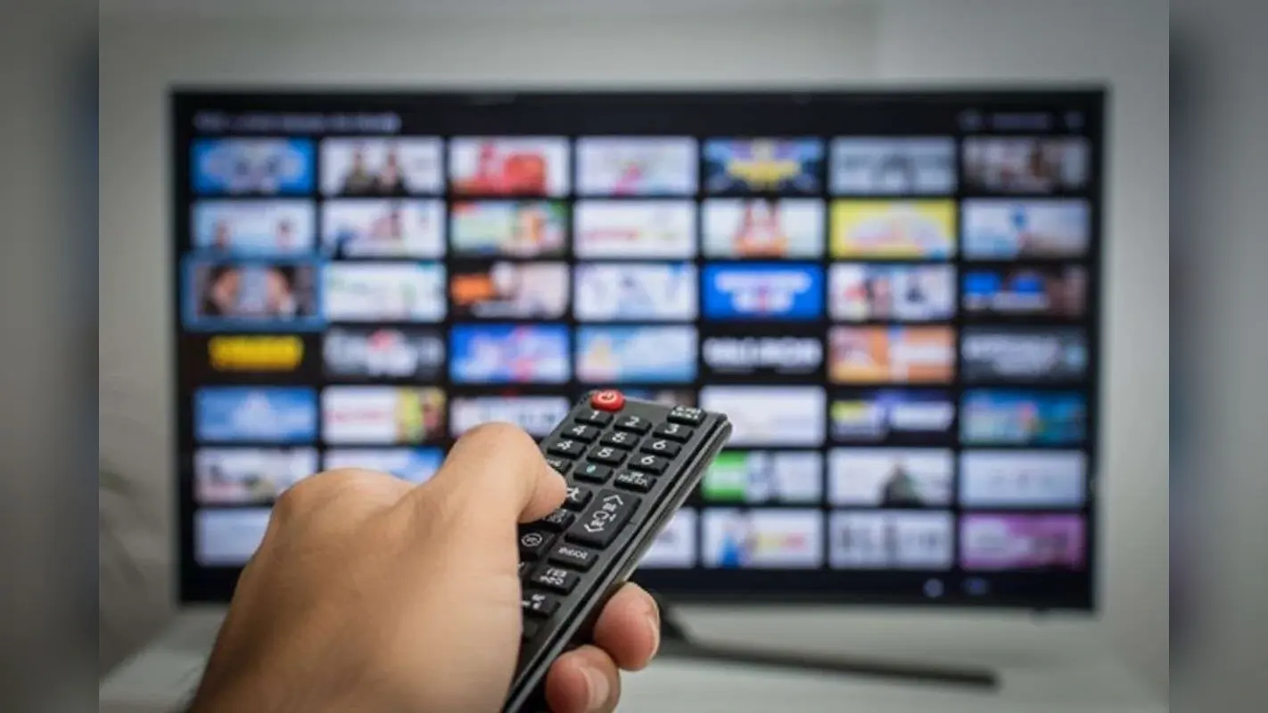 Smart TV: मूवीज-सीरीज देखते-देखते फंस जाती है स्क्रीन? कैश क्लियर करेंगे तो मिनटों में होगी दिक्कत दूर, जानें तरीका