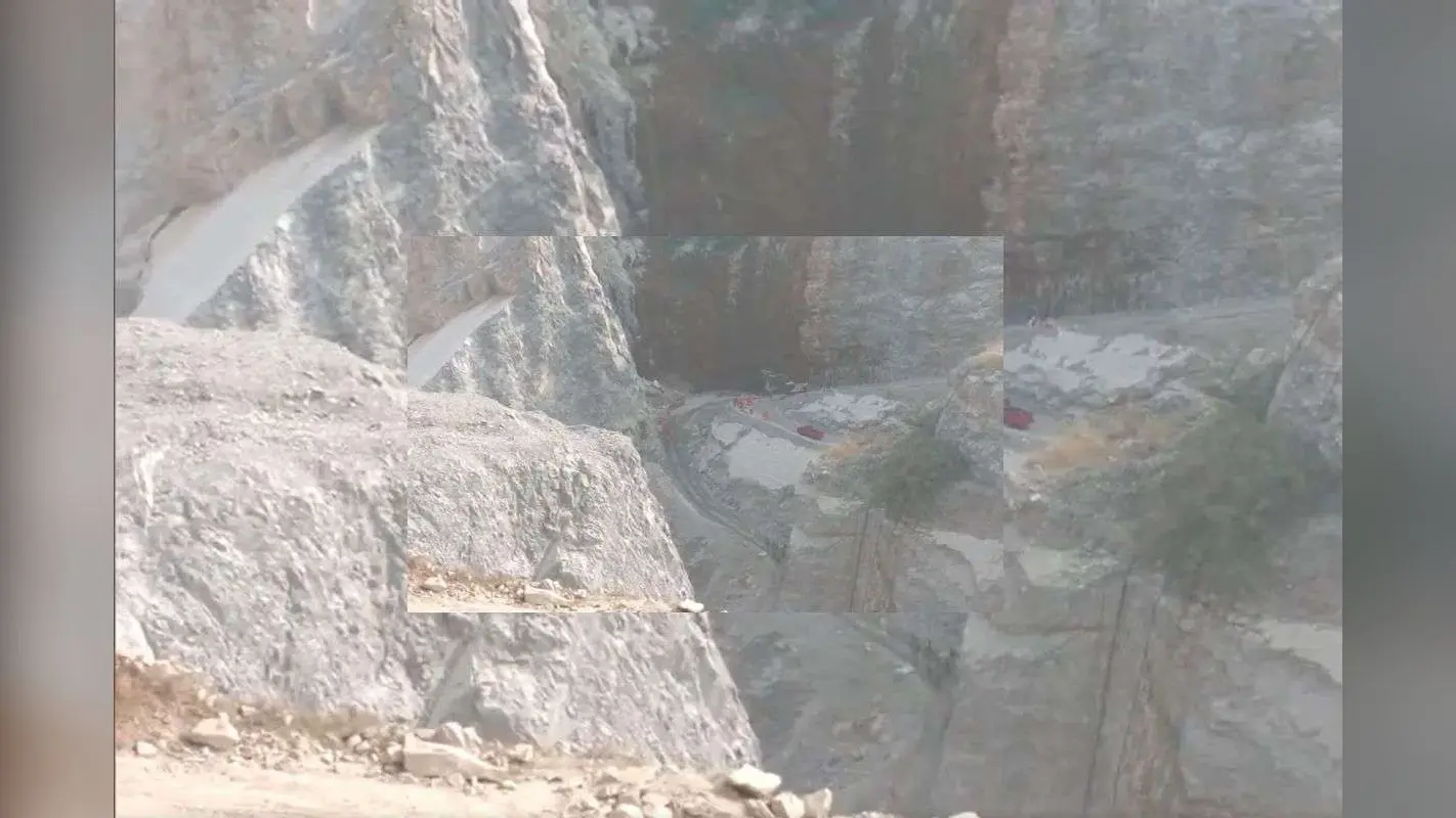 Sonbhadra Stone Mine Collapse: सोनभद्र में पत्थर खदान धंसने से कई मजदूर दबे, एक शव बरामद