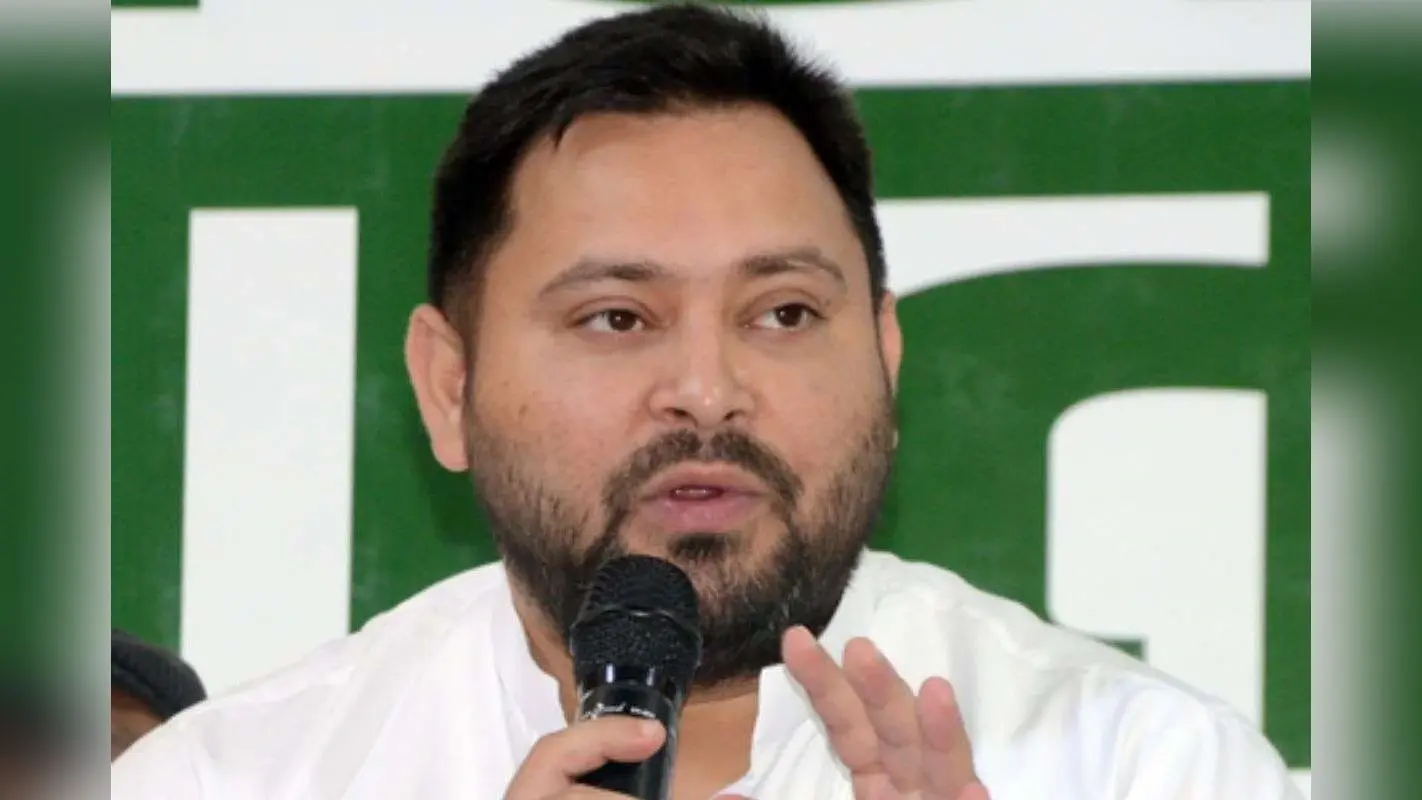 Tejashwi Yadav: करारी हार के 13 दिन बाद दिल्ली निकले तेजस्वी, पत्रकारों के सवाल पर चुप्पी बरकरार
