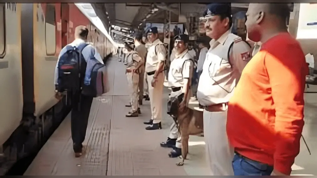 Bihar News: दिल्ली ब्लास्ट के बाद बिहार में हाई अलर्ट, नेपाल बॉर्डर सील, एयरपोर्ट-रेलवे स्टेशनों पर कड़ी सुरक्षा