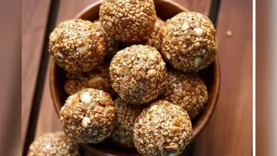 Til Mawa Laddu Recipe: तिल के लड्डू को दे मावे की मिठास – बनाएं स्वादिष्ट तिल-मावा लड्डू