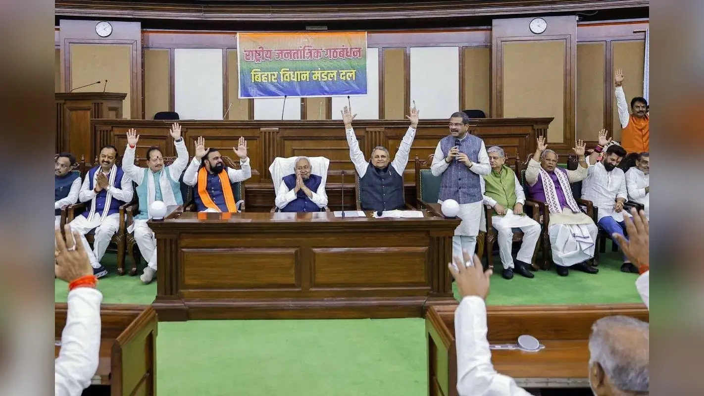 NDA विधायक दल के नेता चुने गए नीतीश कुमार ने कुछ इस अंदाज में विधायकों से की मुलाकात, देखें वीडियो