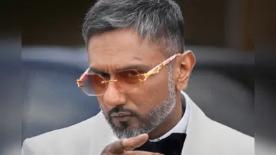 Yo Yo Honey Singh Craze: लाल परी, ब्लू आइज से लेकर फ्लाइंग KISS तक, हनी सिंह के प्रोग्राम में लड़कियां दीवानी