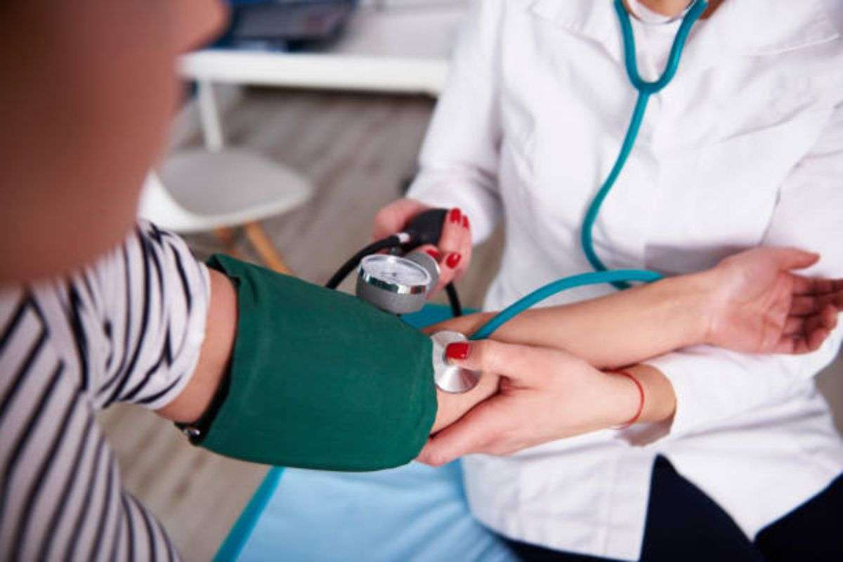 Health Tips: अगर आपको भी है लो ब्लड प्रेशर तो हो जाएं सावधान, वरना ये पांच कारण बिगाड़ सकती है आपकी सेहत