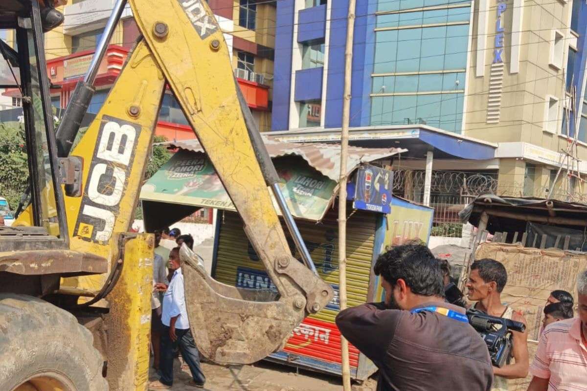 Bihar News: बुलडोजर एक्शन जारी, जाम मुक्त हुआ दरभंगा एयरपोर्ट का रास्ता