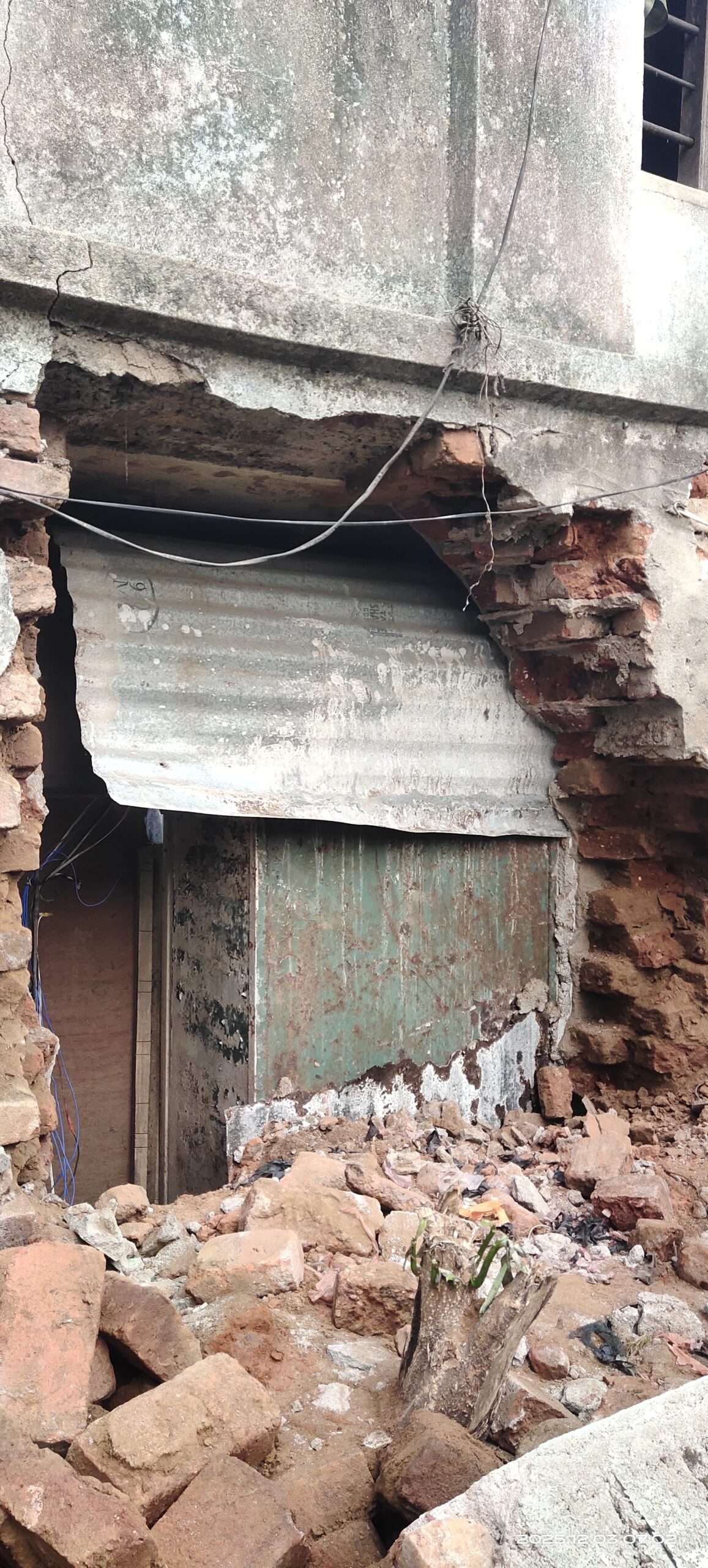 Dhanbad News : केलियासोल में मालिक की सजगता से लुटने से बची ज्वेलरी, फायरिंग कर भागे अपराधी