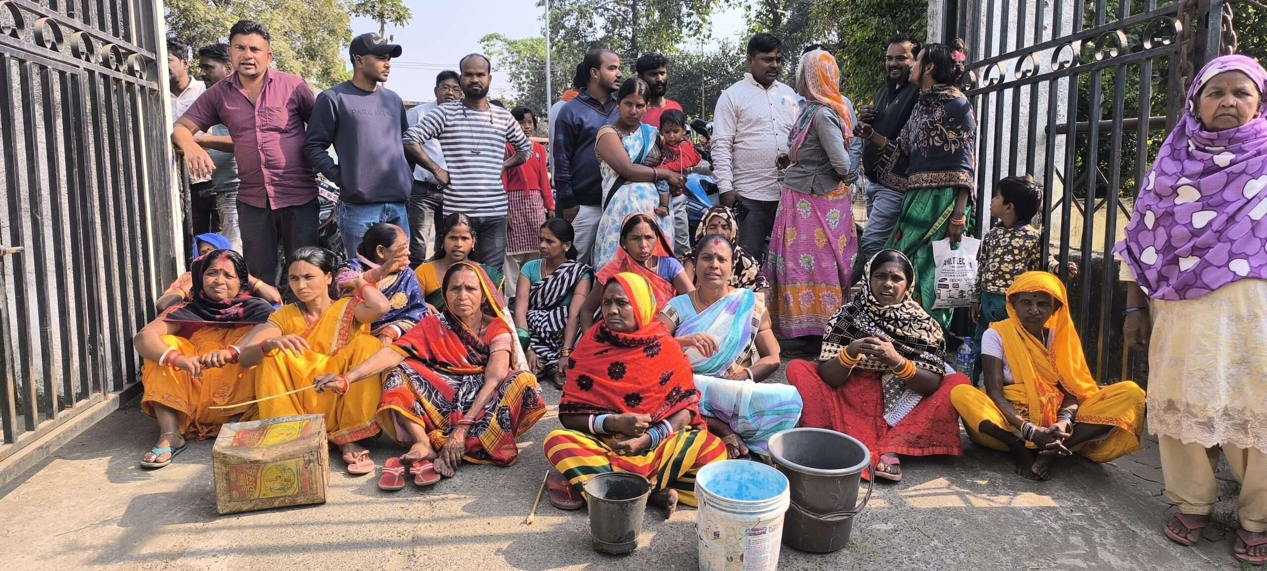Giridih News: पेयजल समस्या से त्रस्त चैताडीह 28 नंबर बस्ती के लोगों ने किया प्रदर्शन