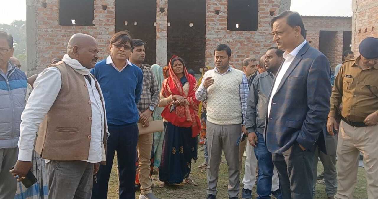 बाढ़ विस्थापितों के अधूरे आवास का डीडीसी ने निरीक्षण किया