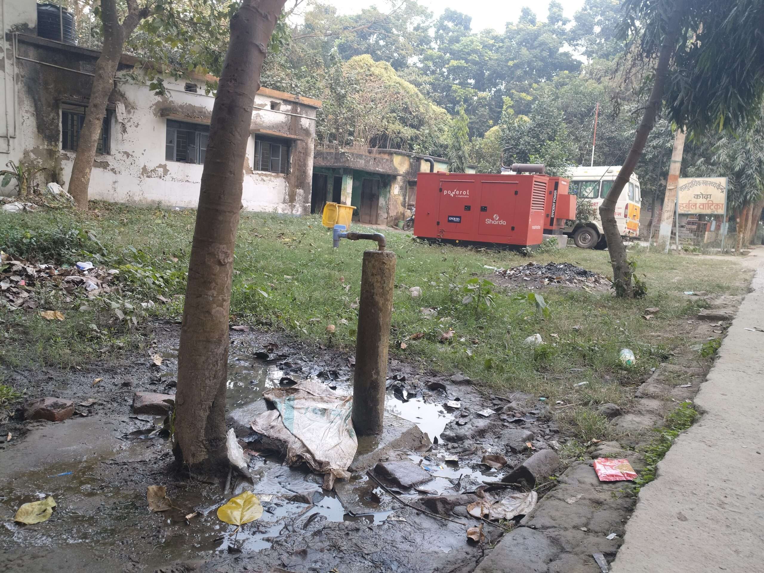 कीचड़ से पटा रास्ता, शिकायतों के बाद भी सुस्त नपं प्रशासन