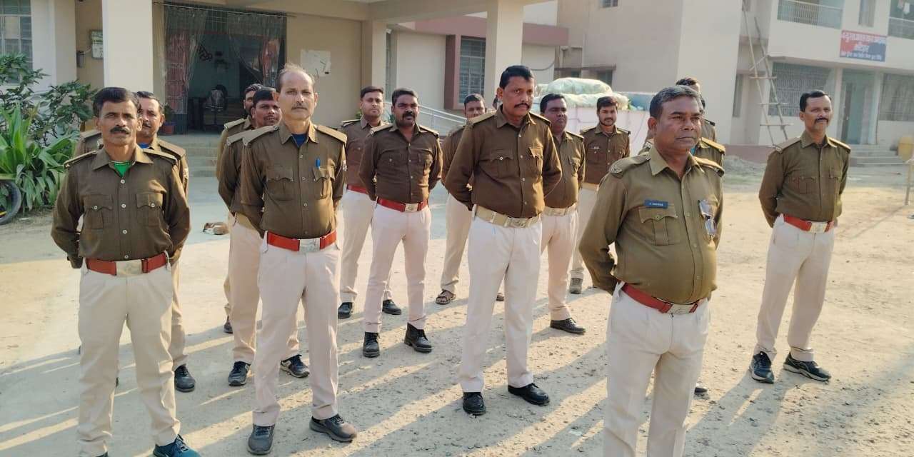 चौकीदार व दफादारों की करायी परेड