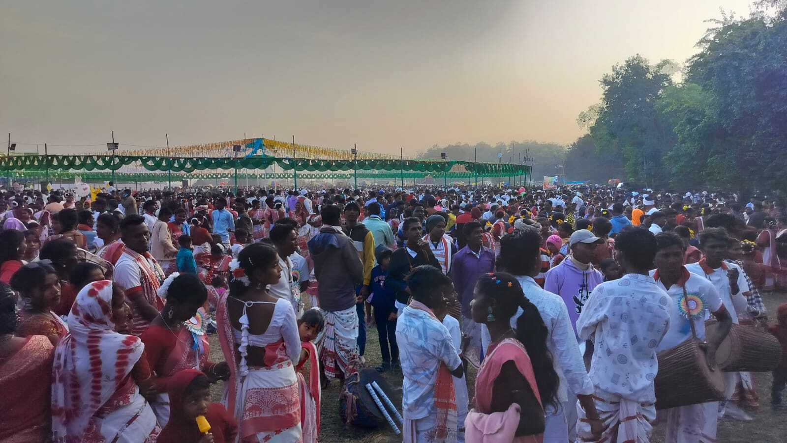 East Singhbhum News : ””करम पूजा से मिट्टी में बढ़ती है रोग प्रतिरोधक क्षमता””