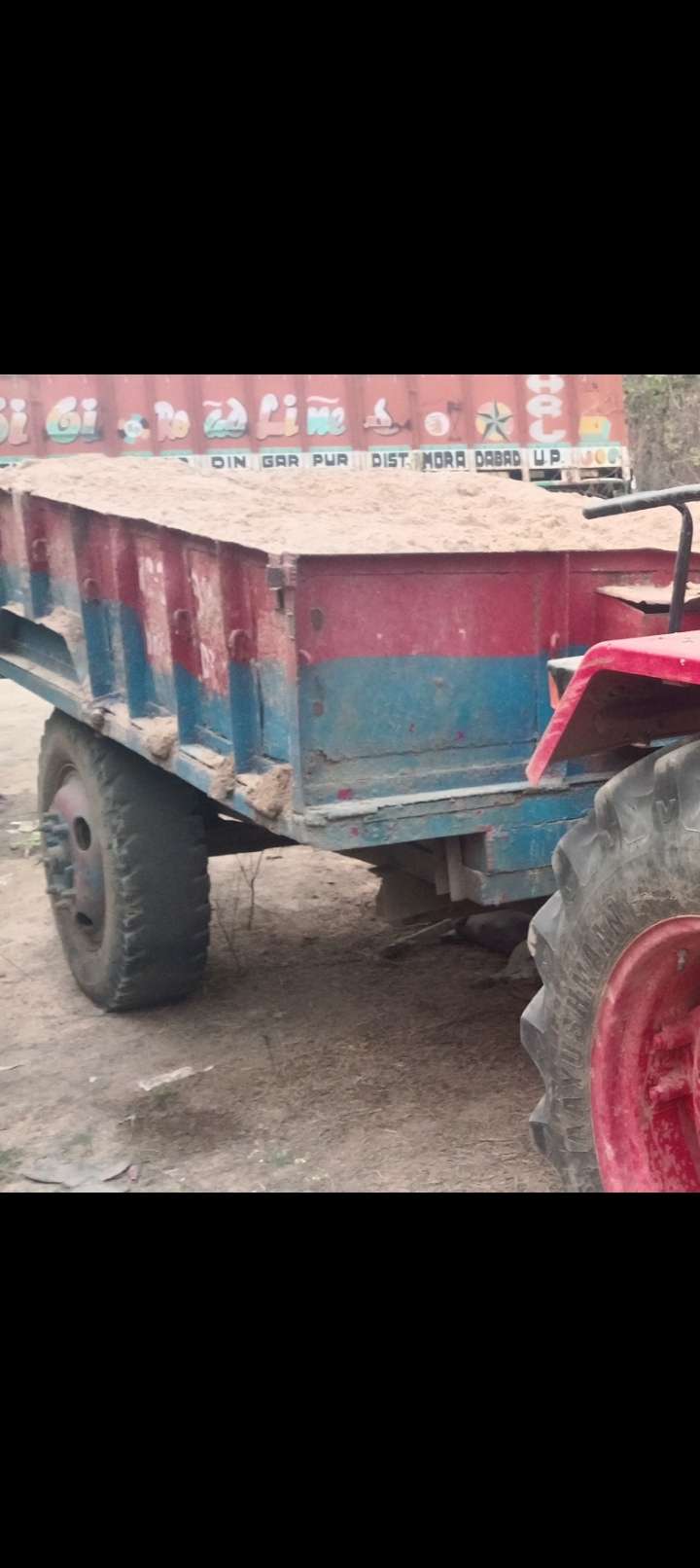 ग्रीन फील्ड के पास बालू लदे तीन ट्रैक्टर बालू, एक गिरफ्तार