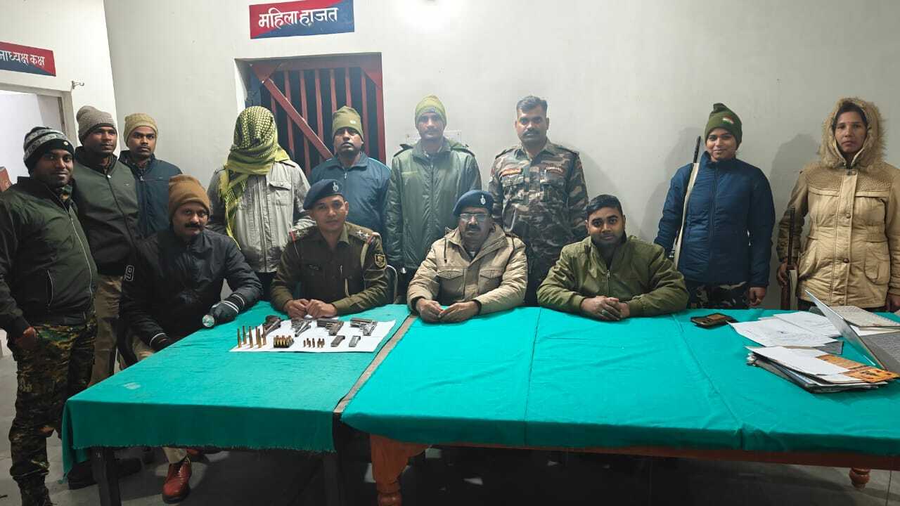 छापेमारी में चार हथियार व भारी मात्रा में कारतूस बरामद, एक गिरफ्तार