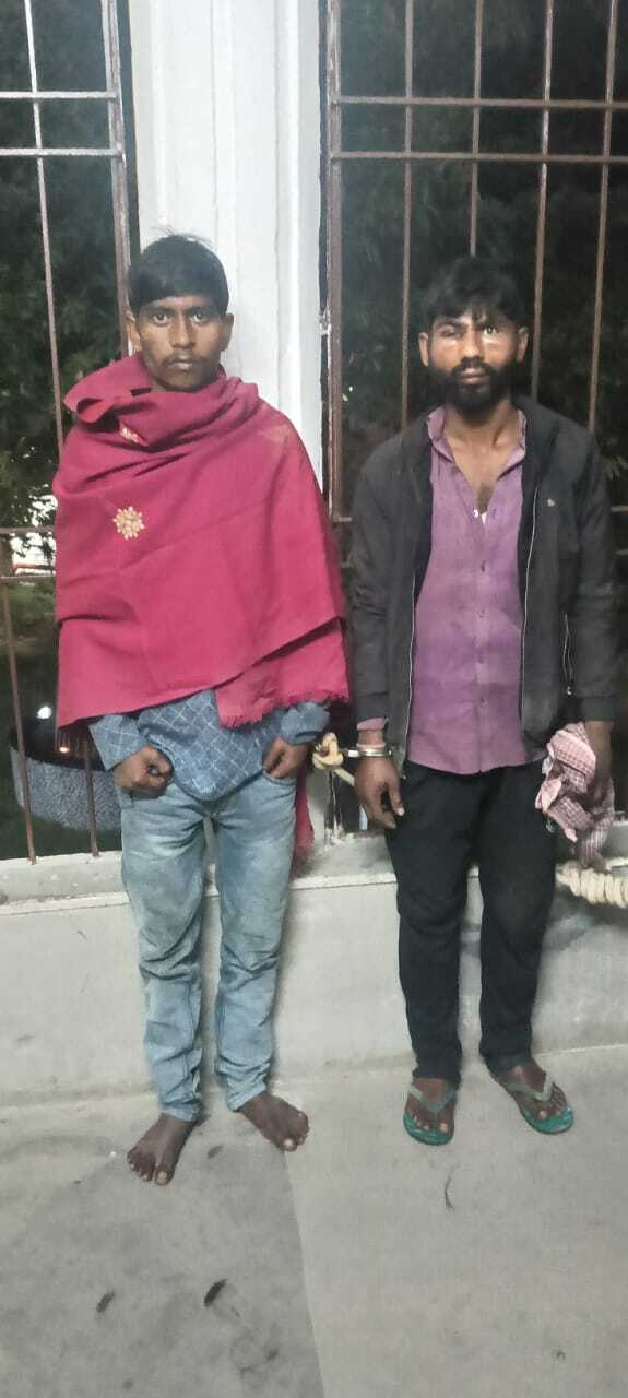 ट्रैक्टर लेकर भाग रहे दो चोर को ग्रामीणों ने पकड़ा, जमकर की पिटाई