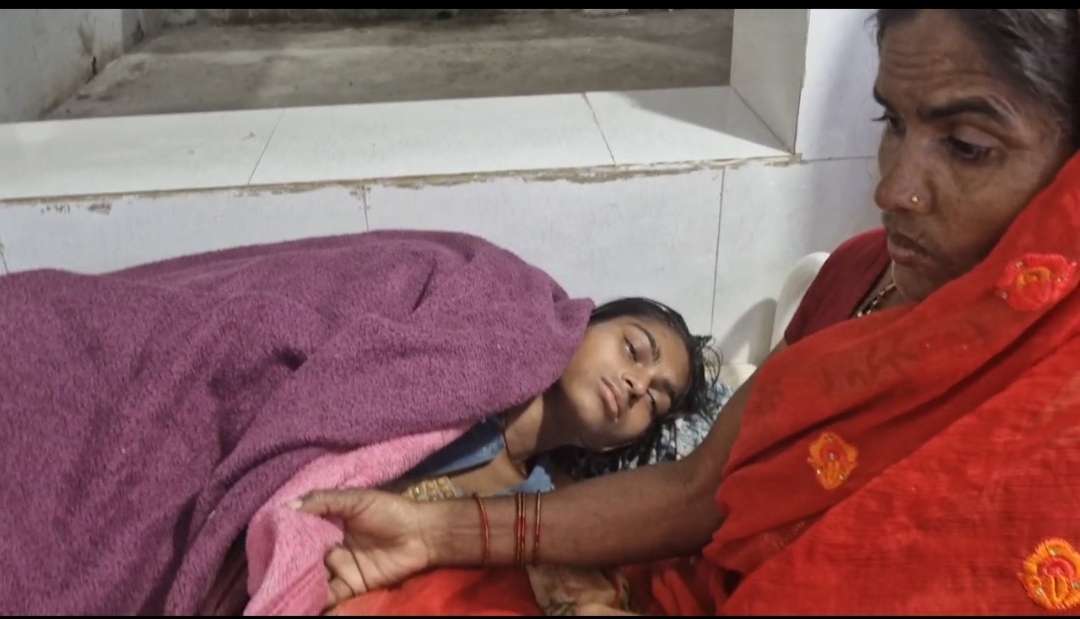 जाखा गांव में दबंगों ने युवती को पीटा, जख्मी