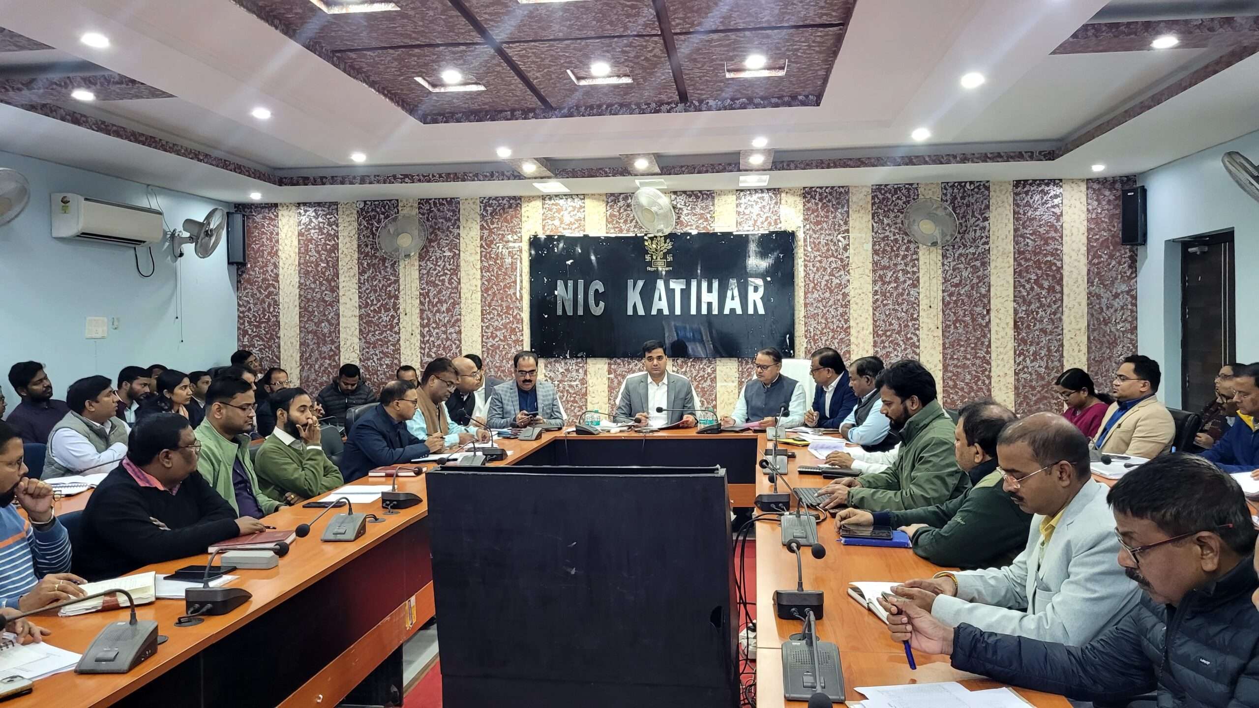 सरकारी भवनों के लिए भूमि संबंधी अड़चनों को शीघ्र दूर करें: डीएम