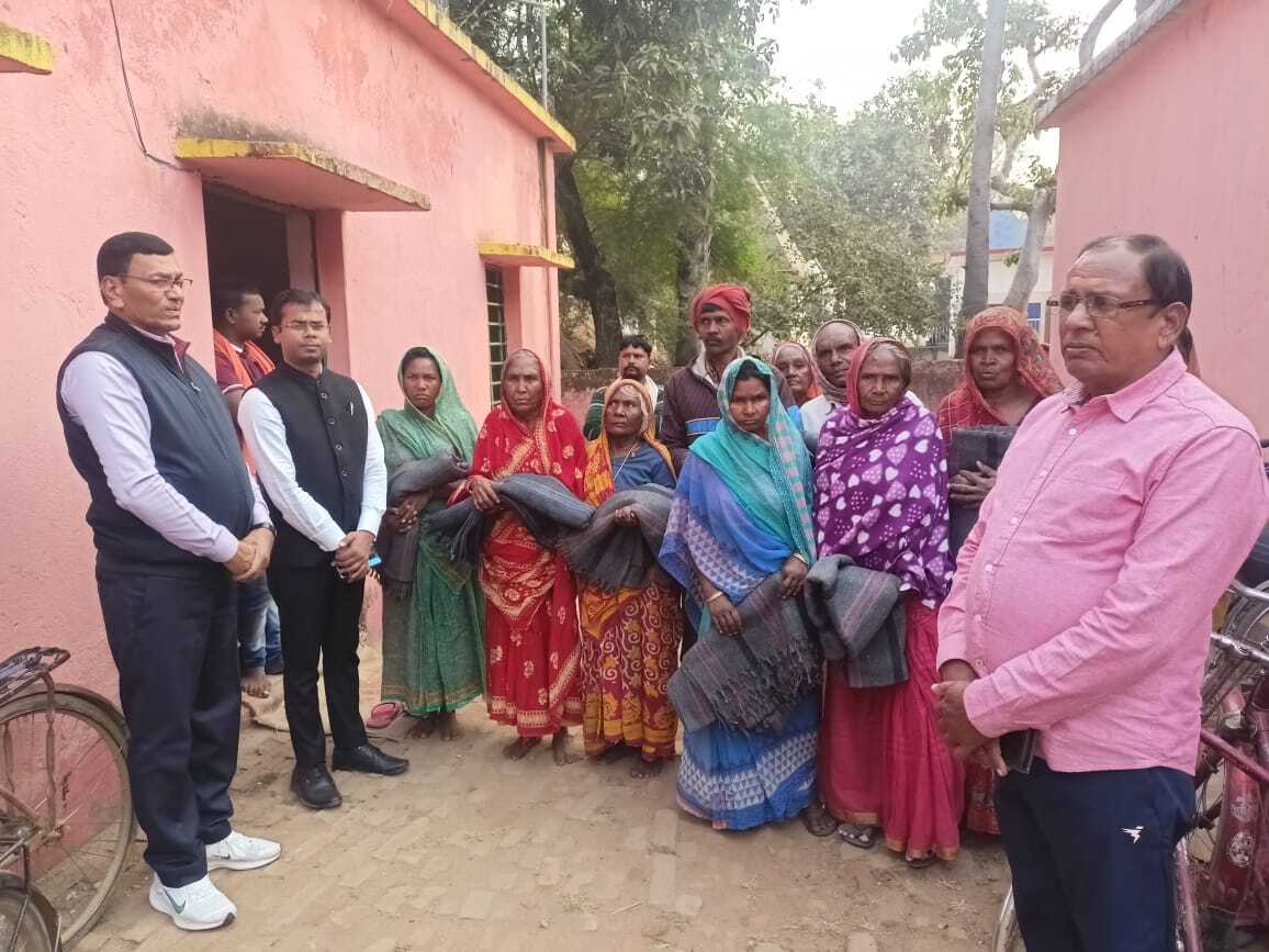 जरूरत मंदों के बीच बीडीओ ने किया कंबल वितरण
