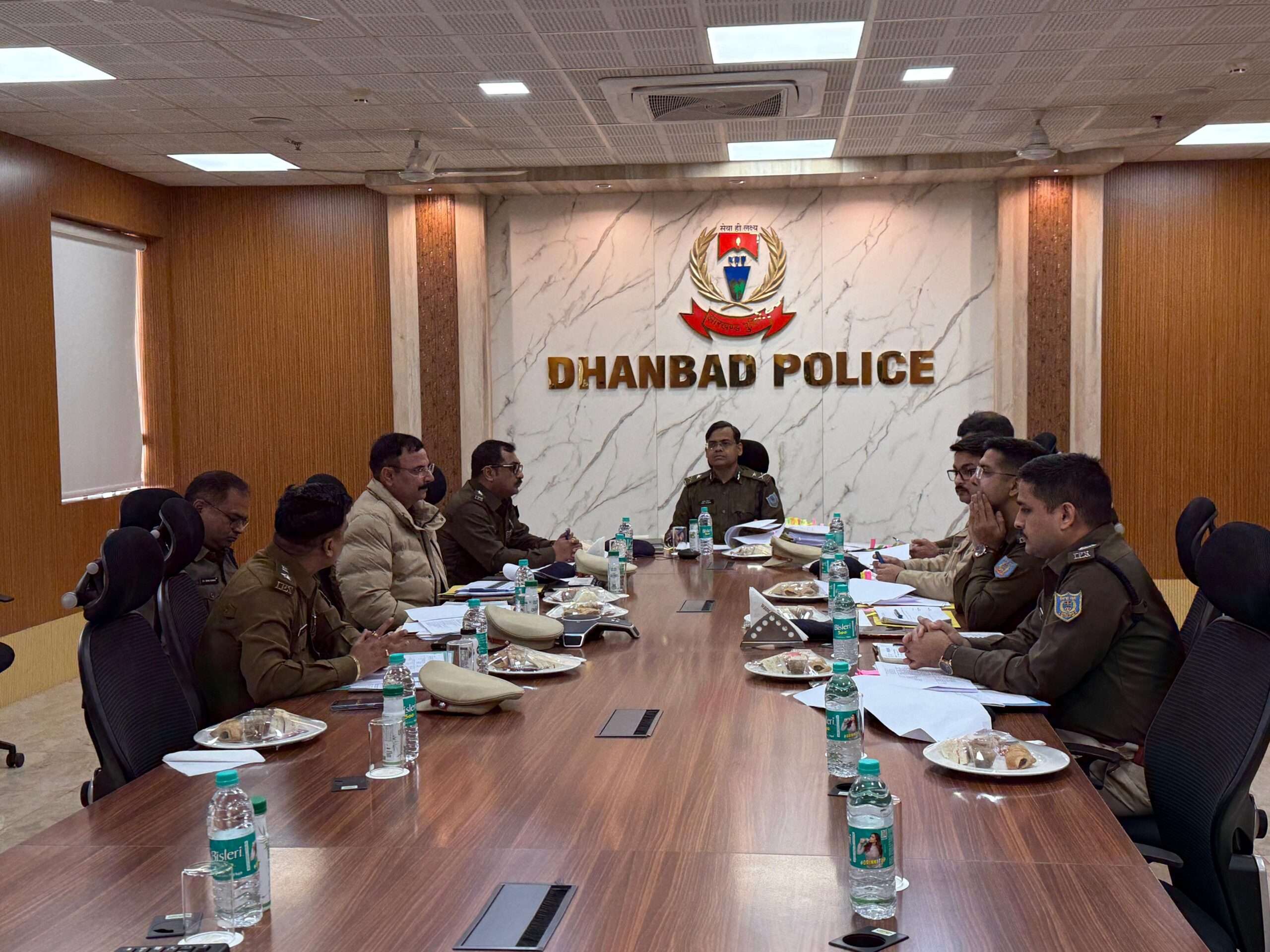 Dhanbad News: नागरिकों की सुरक्षा पुलिस की सर्वोच्च प्राथमिकता : आइजी