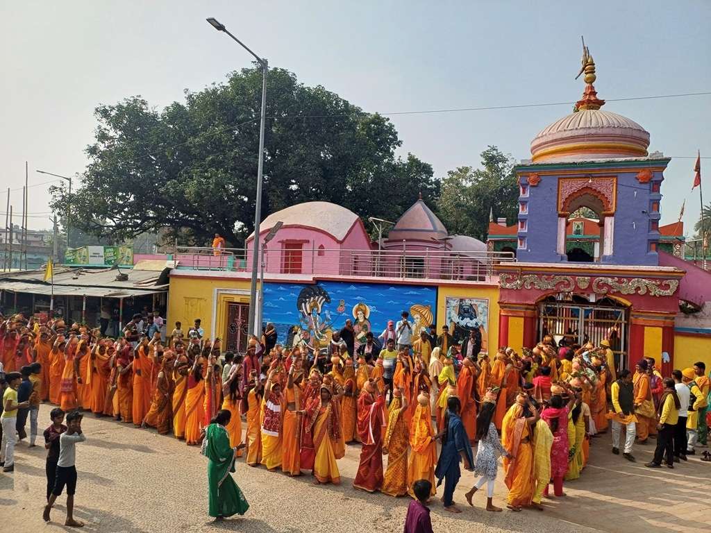 गायत्री महायज्ञ को लेकर निकाली गयी भव्य शोभायात्रा