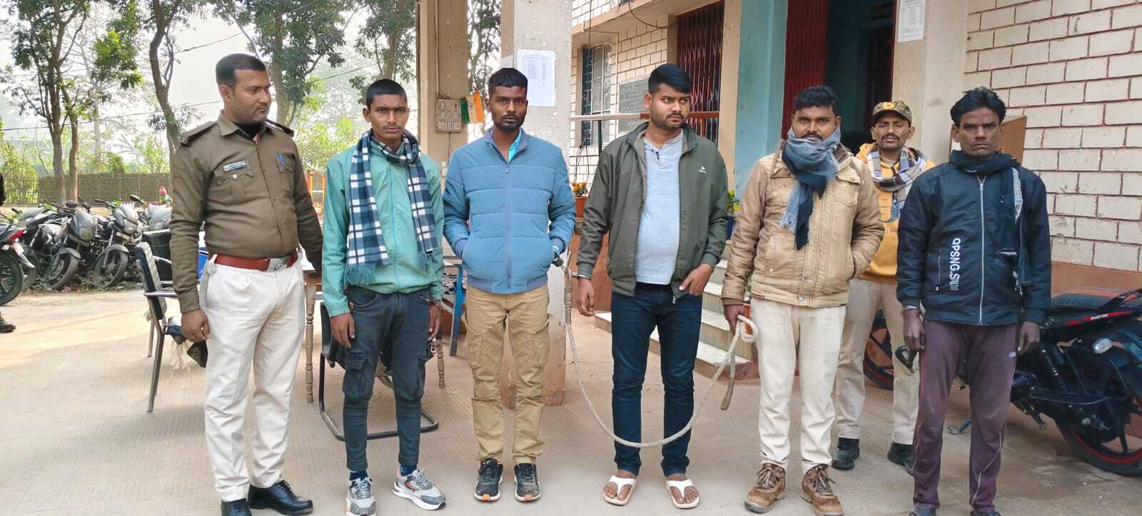 छुट्टी पर आये चालक ने बनाया नकली पुलिस टीम, एक फरार, तीन गिरफ्तार