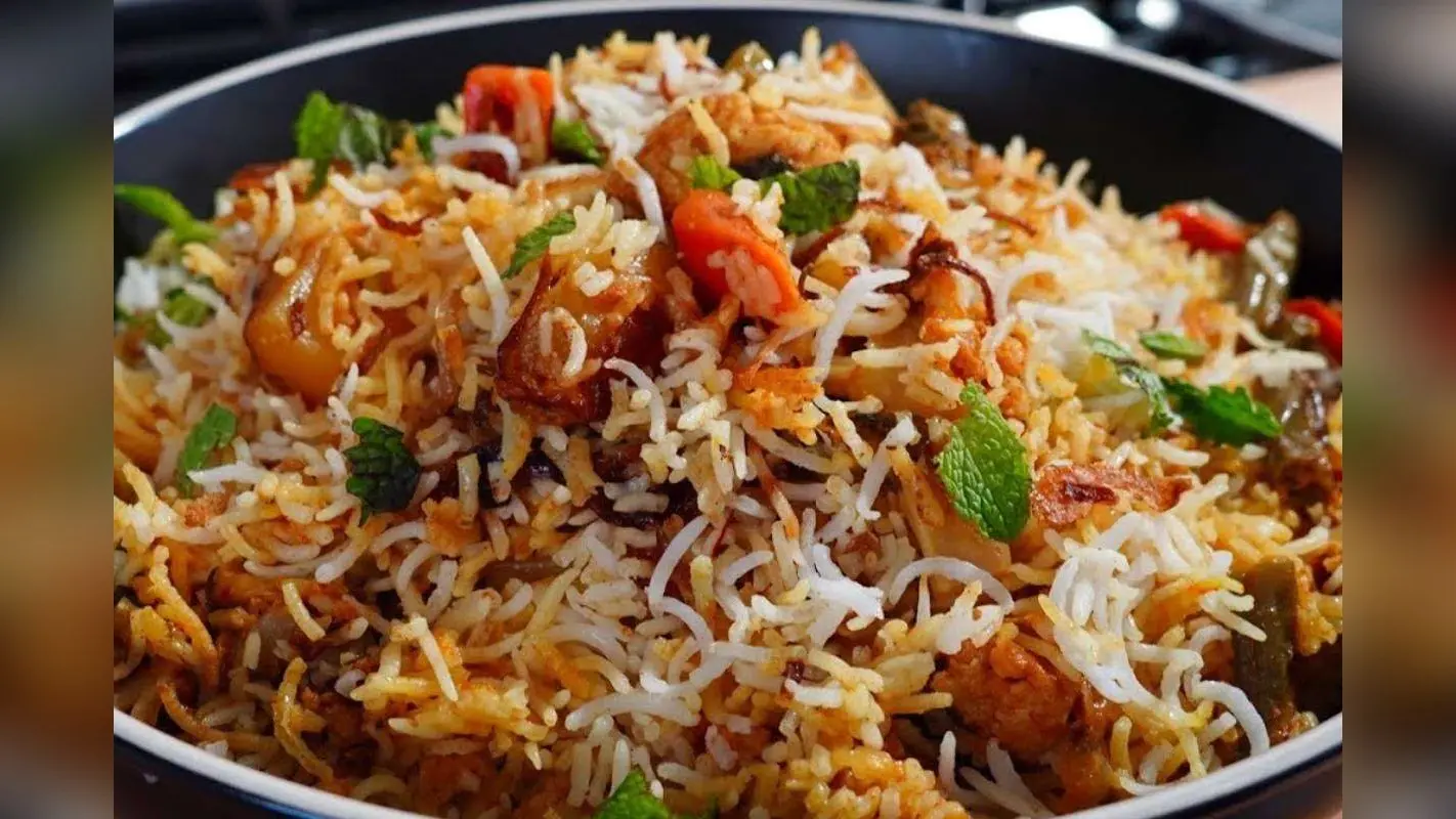 Aloo Dum Biryani Recipe: आलू से बनी ये बिरयानी एक बार चख ली तो बार-बार मांगोगे