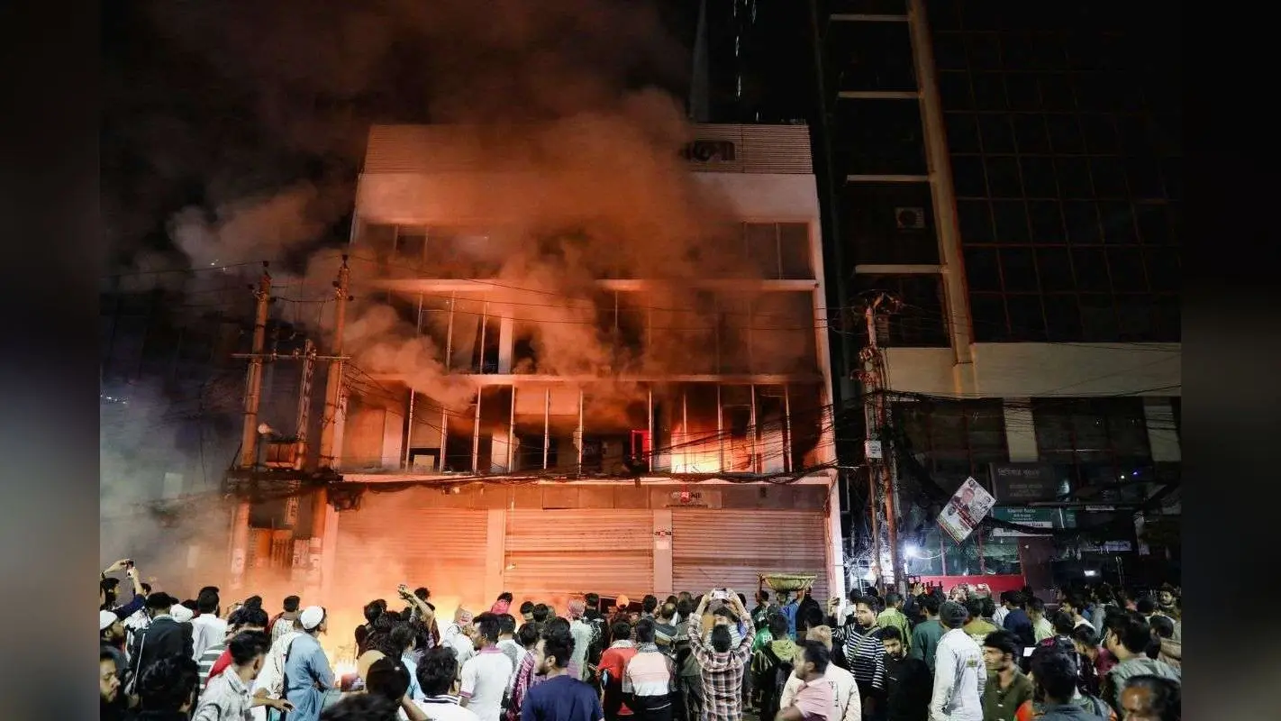 भारत विरोधी उस्मान हादी की मौत के बाद बांग्लादेश में बवाल, आगजनी और पथराव से आधी रात को मचा हाहाकार