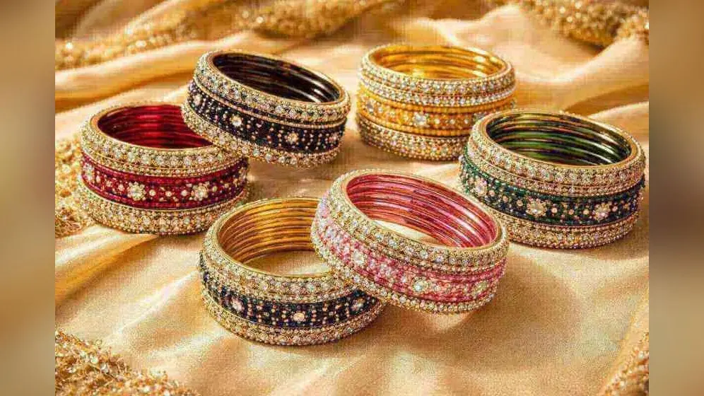 Bangles Design: खास मौके पर दिखना है सबसे अलग, तो यहां देखें अलग-अलग रंग के बैंगल्स डिजाइन आइडियाज
