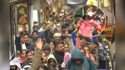 Video : साल के अंतिम दिन वृंदावन के बांके बिहारी मंदिर में उमड़ी भारी भीड़