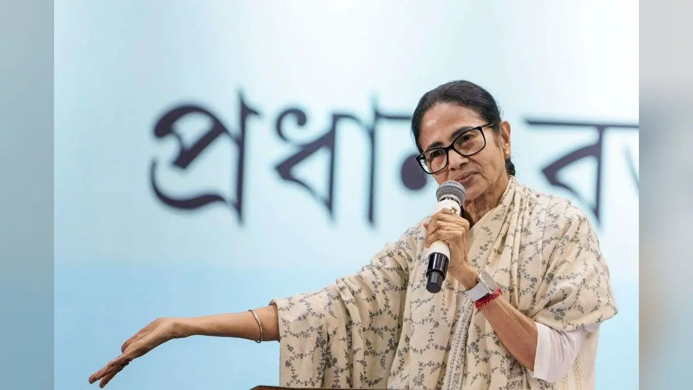 तृणमूल की बैठक में माइक्रोफोन हुआ खराब, ममता बनर्जी को आयी ‘साजिश’ की बू